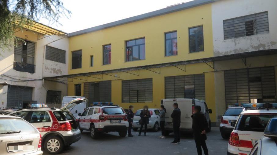 Il complesso edilizio controllato dalla polizia municipale