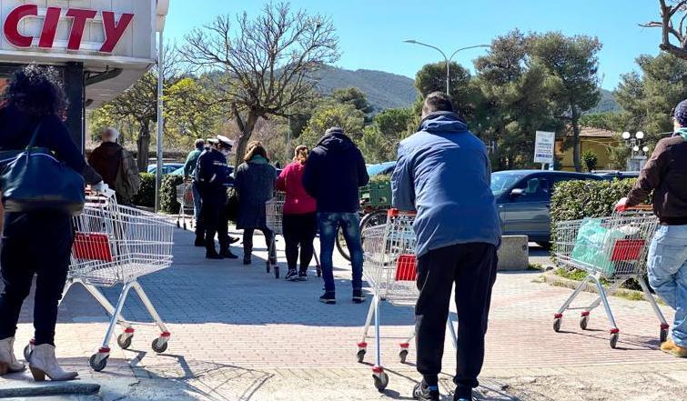 Buoni alimentari alle famiglie in crisi: il Comune si affida alle associazioni 