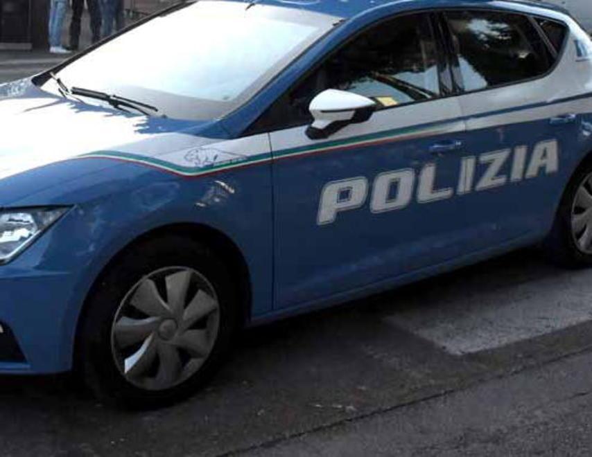 Ruba la borsa in un’auto e cerca di prelevare al bancomat: preso 
