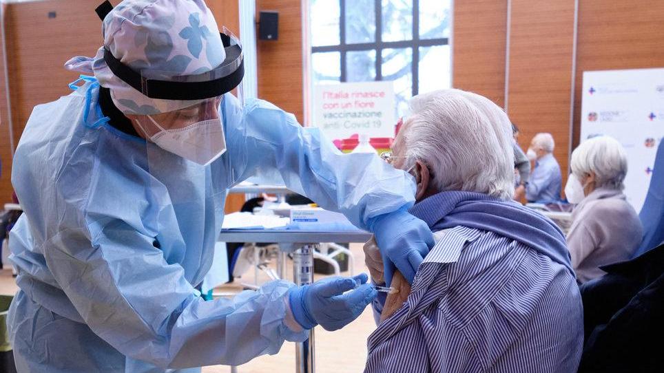 Vaccini, tutor per le prenotazioni Aiuteranno anziani e chi è senza pc