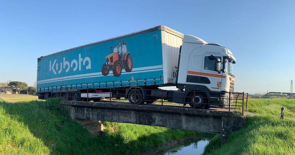 Tir resta in bilico sul ponte