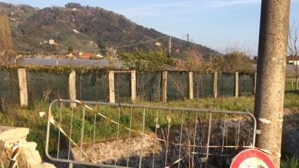 Crolla il parapetto del ponte ma nessuno lo ripara