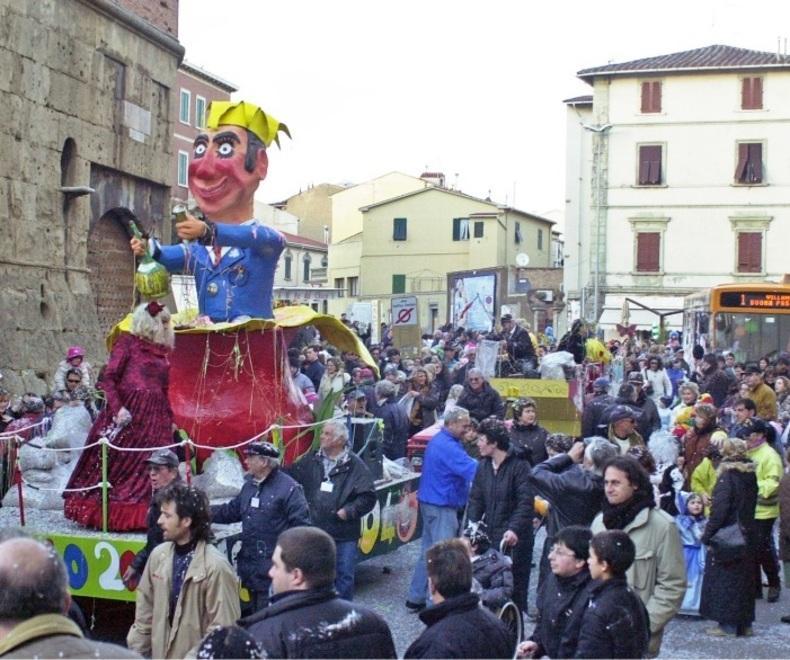 Cicciolo, il simbolo del Carnevale della città protagonista della foto regalata dal Tirreno