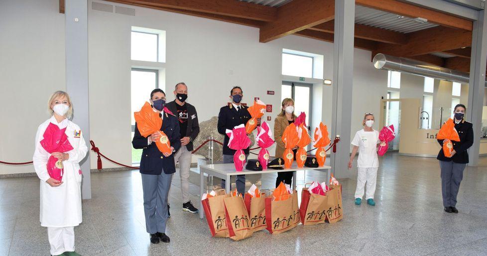 La Polizia dona uova a bimbi