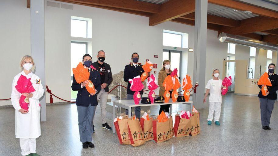 La Polizia dona uova a bimbi