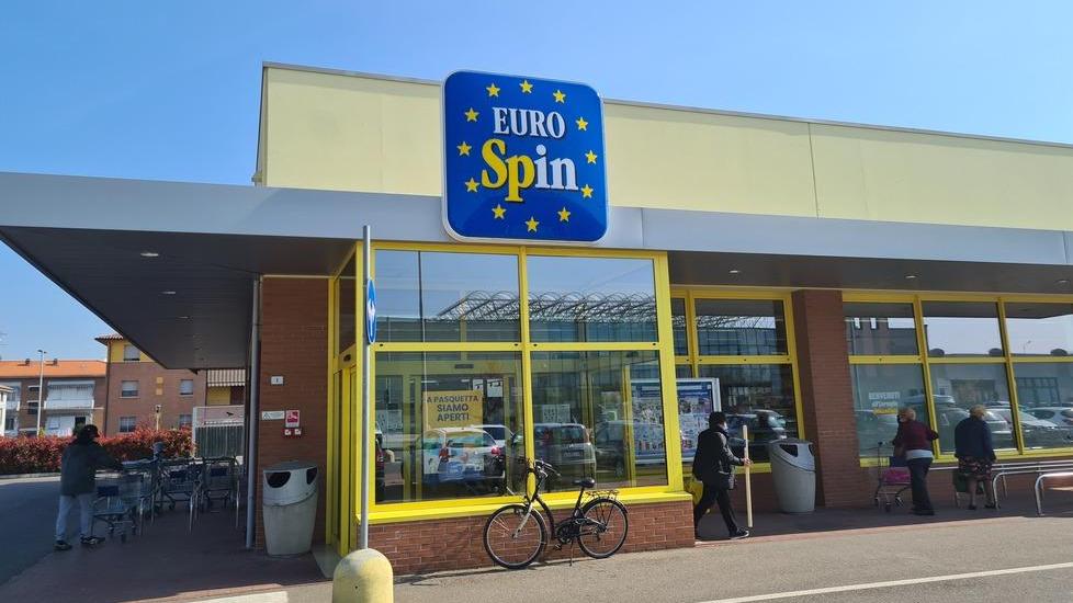 Pistola in pugno assaltano l’Eurospin È la terza rapina in una settimana