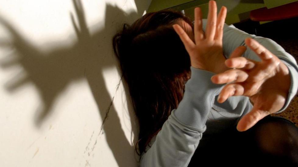 Violenze davanti ai figli minori In carcere con il “Codice rosso”