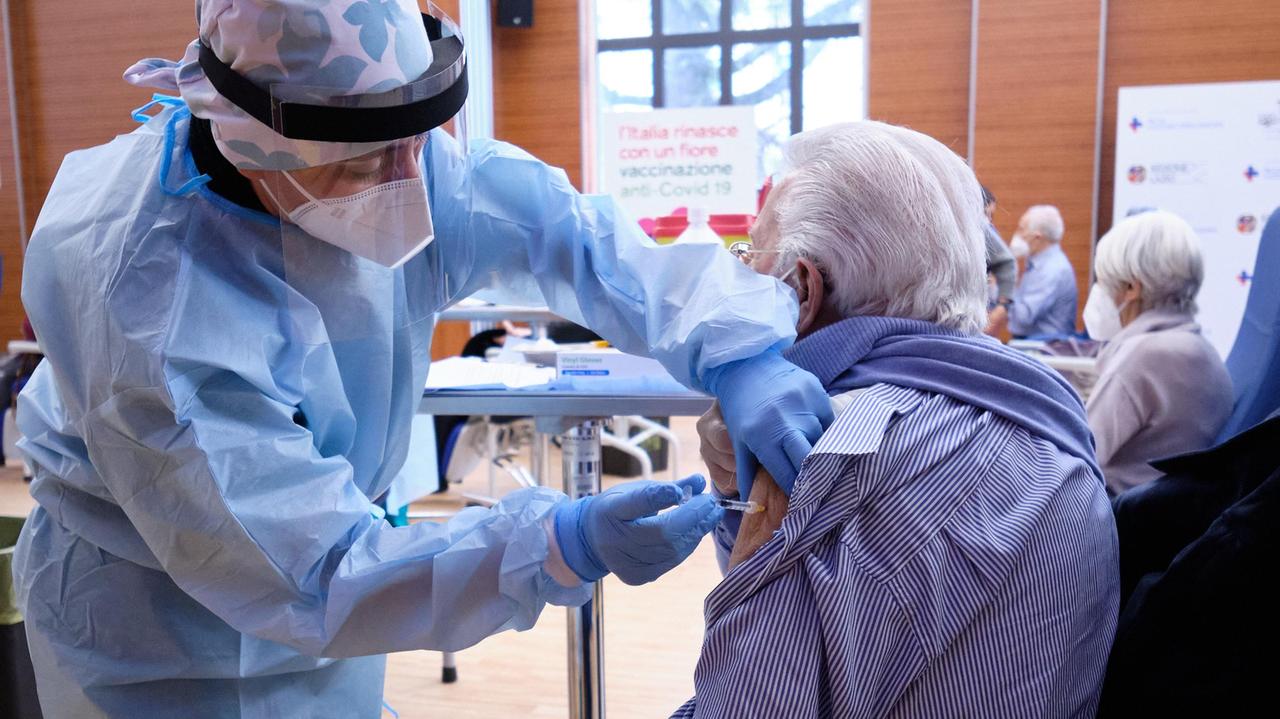Fragilissimi, riaprono le prenotazioni con le nuove dosi di Moderna. AstraZeneca, slittano 10mila prenotazioni