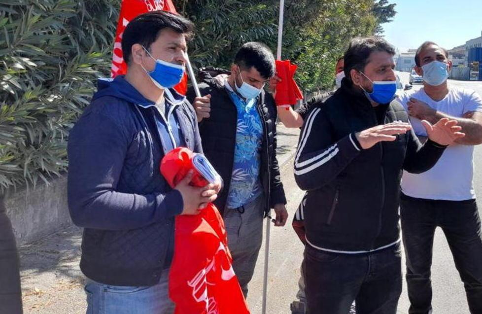 gli operai licenziati dalla ditta di Massa