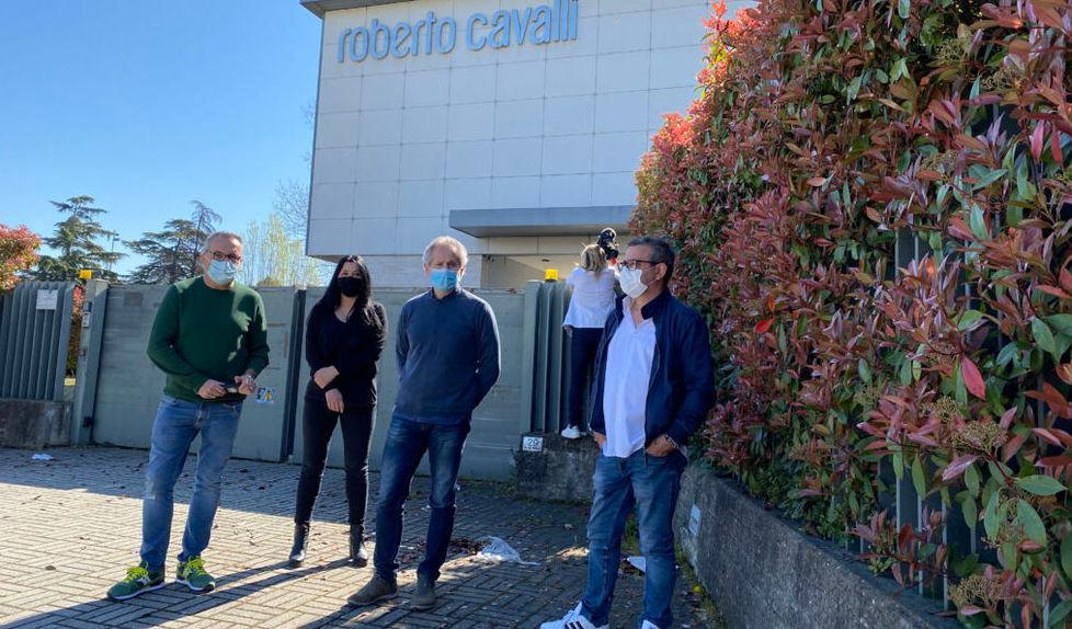 Sindacalisti e lavoratori davanti alla fabbrica ormai chiusa