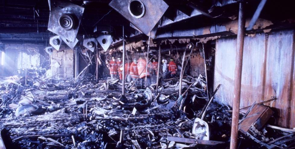 Il primo sopralluogo di una squadra dei vigili del fuoco a bordo del traghetto Livorno-Olbia partito la sera del 10 aprile di trent’anni fa: siamo all’interno di uno dei saloni della nave, le fiamme hanno devastato gli interni (foto Massimo Sestini)
