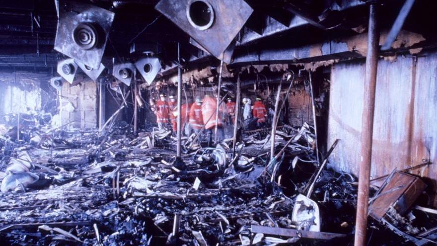 Il primo sopralluogo di una squadra dei vigili del fuoco a bordo del traghetto Livorno-Olbia partito la sera del 10 aprile di trent’anni fa: siamo all’interno di uno dei saloni della nave, le fiamme hanno devastato gli interni (foto Massimo Sestini)