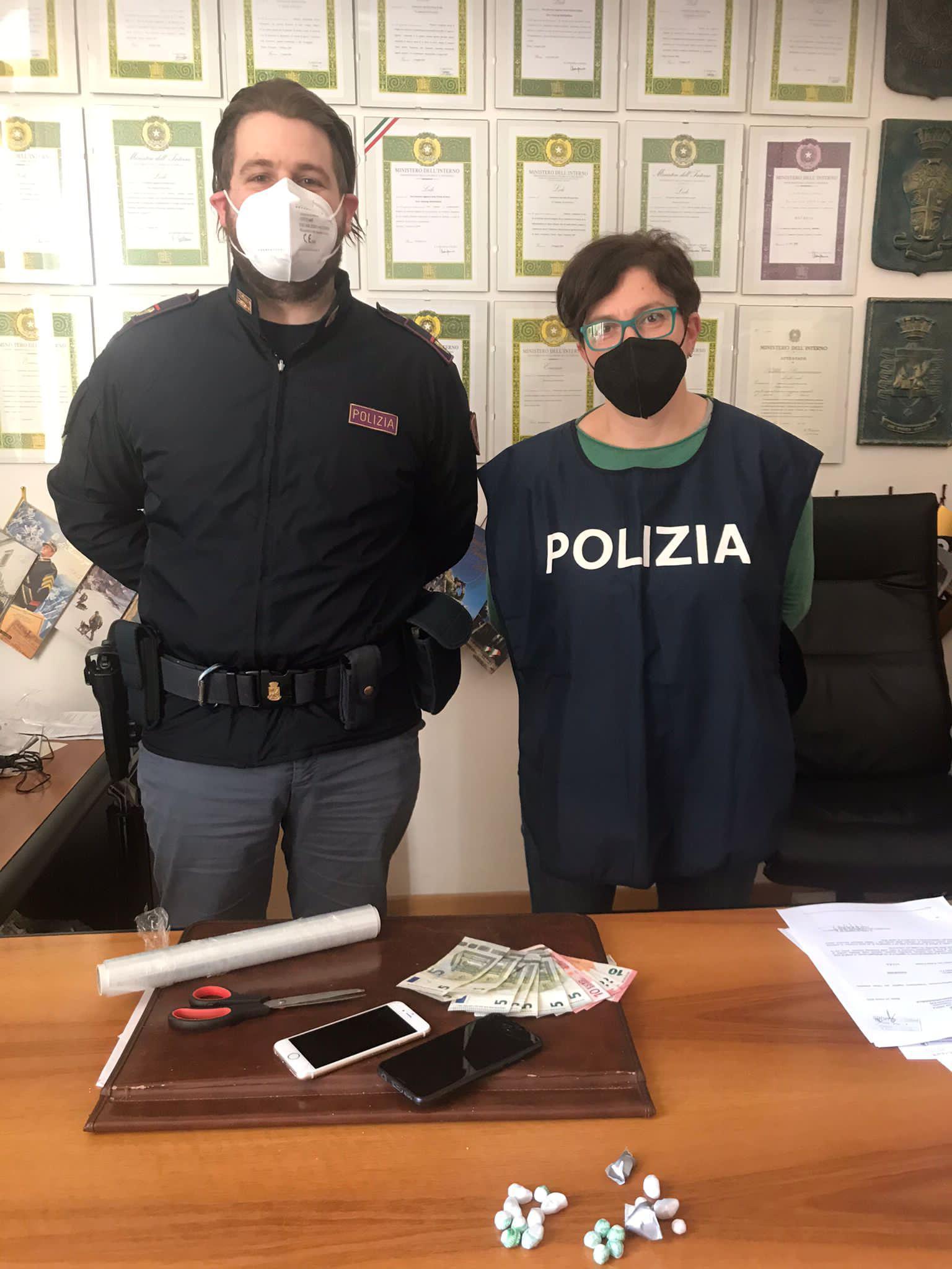 La droga e i soldi sequestrati ad  un giovane residente a Castelfiorentino