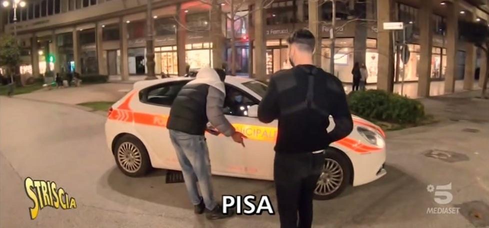 Il momento del servizio di “Striscia la notizia” in cui i vigili ascoltano senza intervenire