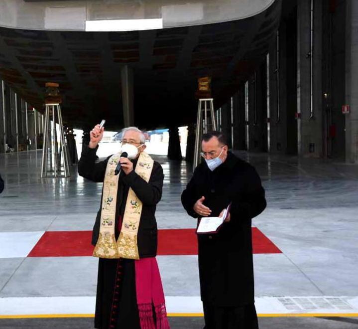 Da sinistra il vescovo Gianni Ambrosio e don Ezio Gigli al cantiere navale di Marina di Carrara