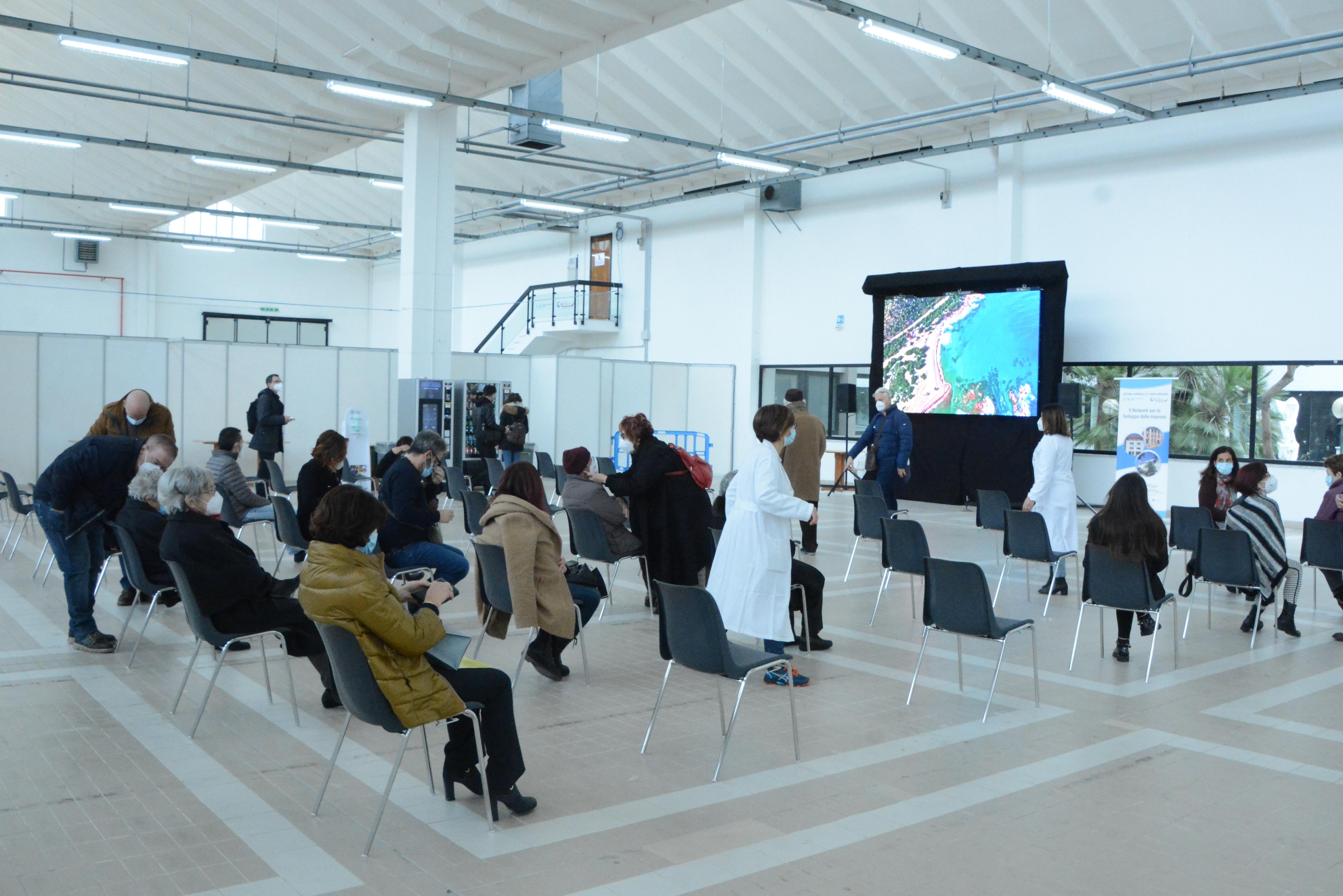 Sassari, centro vaccinale di Promocamera: per i cittadini over 80 riservati 4 numeri telefonici