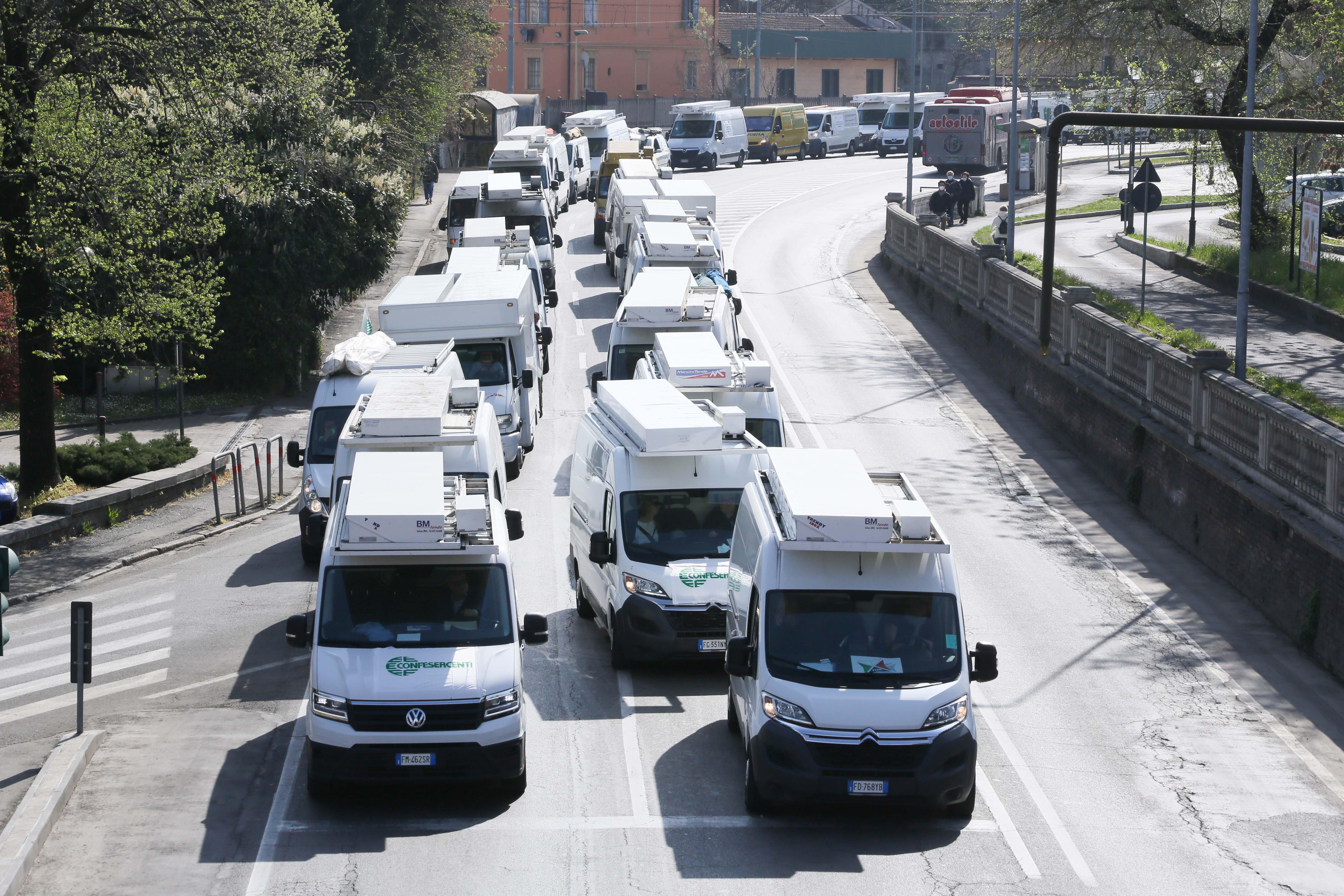 Reggio Emilia, oltre 200 ambulanti in corteo sfilano per la circonvallazione: "Vogliamo lavorare" 