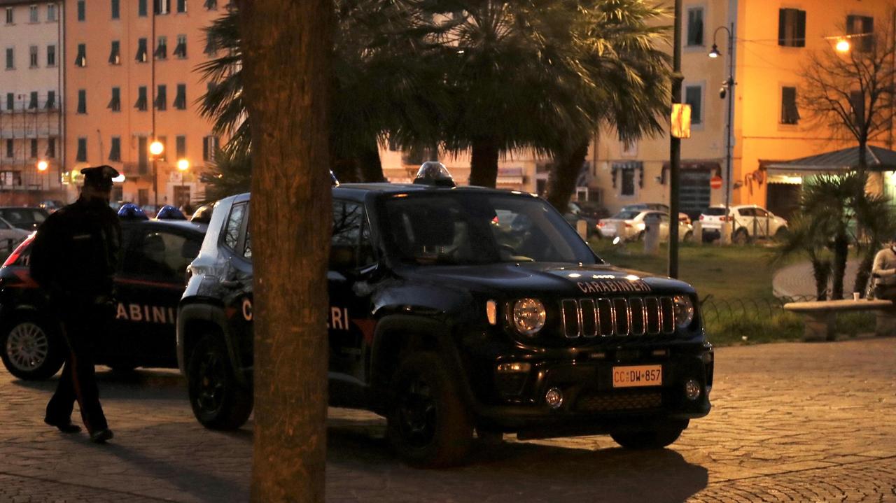 Due pattuglie dei carabinieri (foto Marzi)