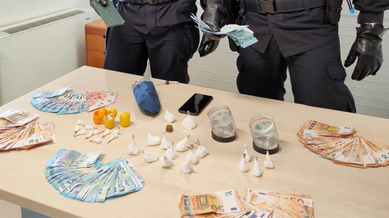 Ovetti con la droga negli slip e addosso 7mila euro, arrestato pusher 40enne