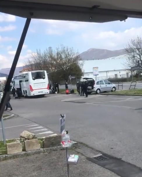 Marzo 2021: i bus continuano a portare viaggiatori cinesi nel parcheggio davanti all'Obi