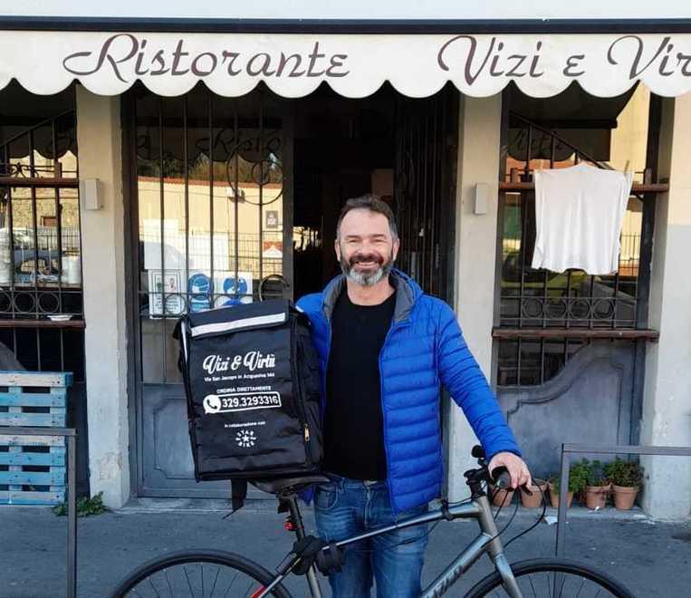 Vizi, Virtù e una bicicletta: «Così consegniamo ai clienti su tutto il lungomare di Livorno» 