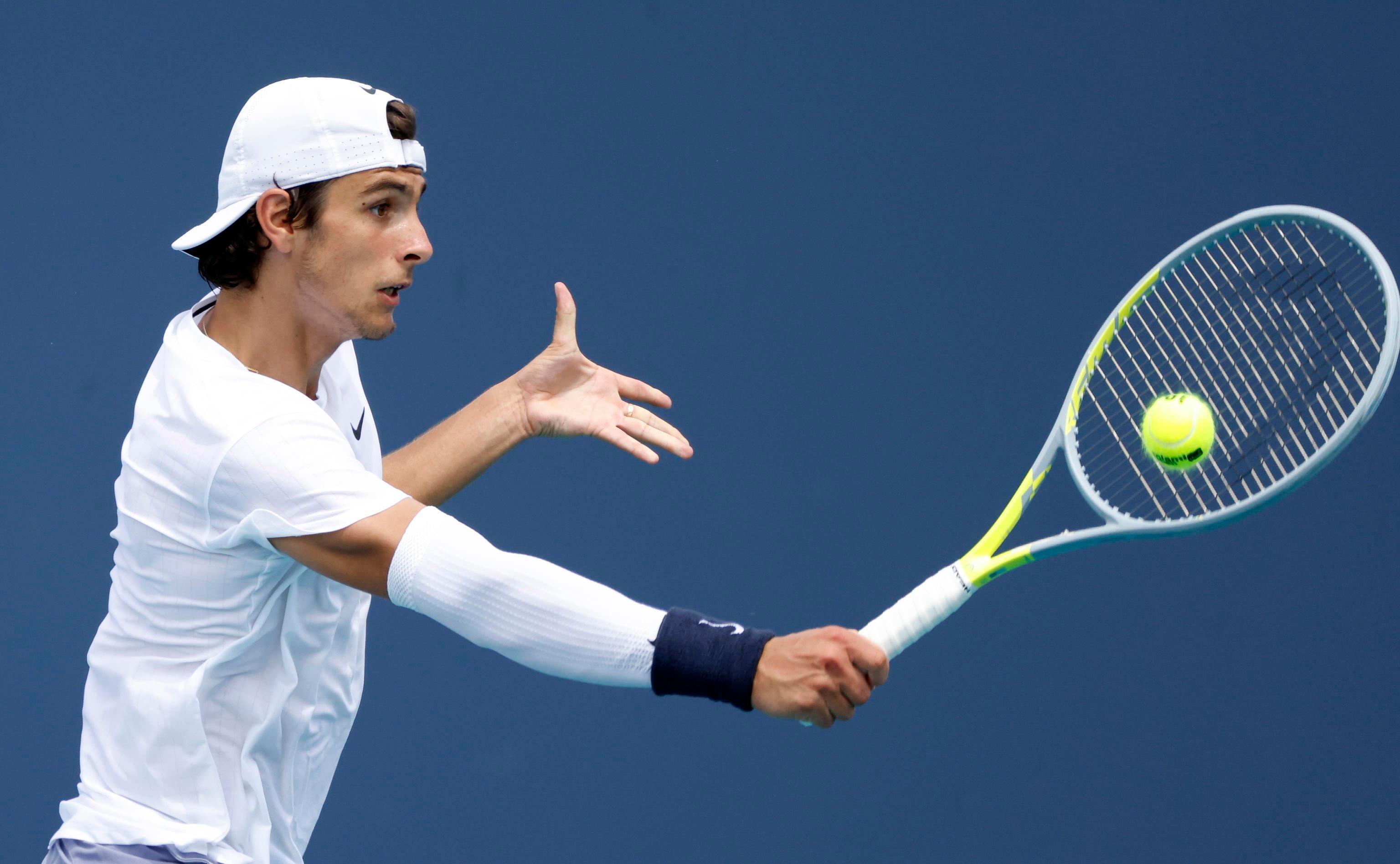 Lorenzo Musetti in azione al torneo di Miami