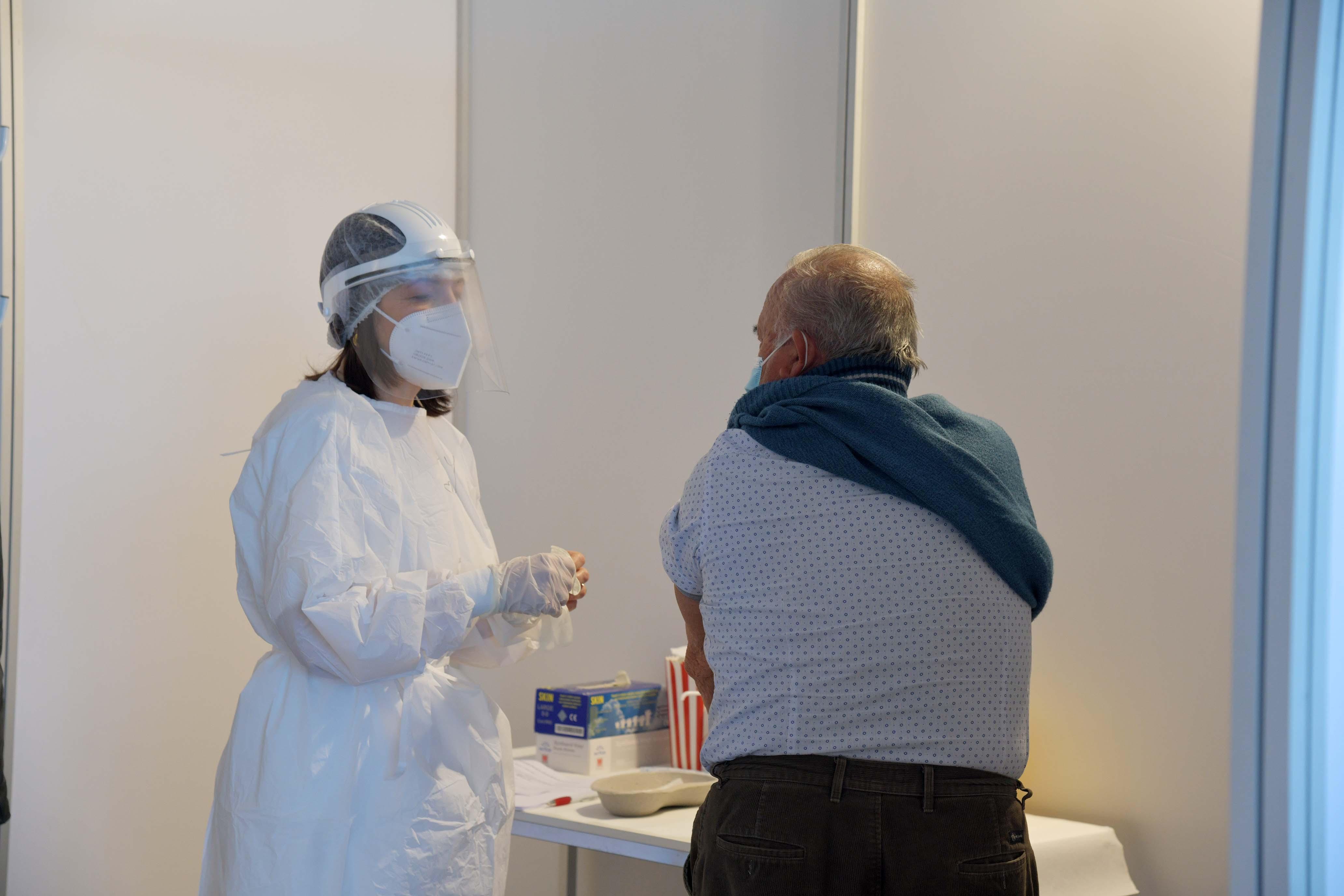 Vaccini, la Regione Sardegna valuta la piattaforma di Poste italiane