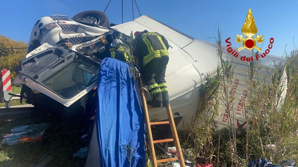 Vigili del fuoco al lavoro a Elmas per estrarre l'autista del camion dalla cabina