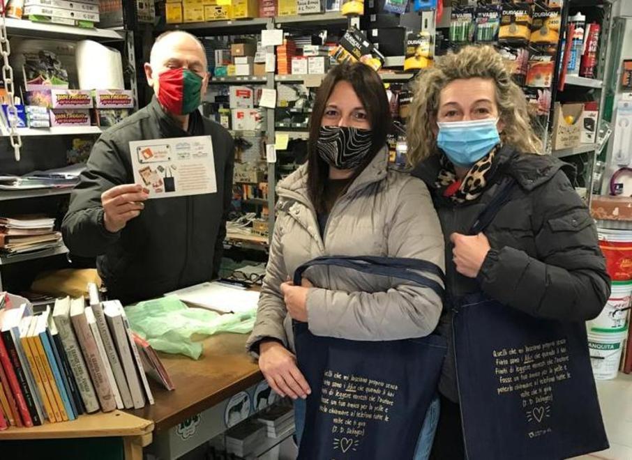 Da sinistra l’ex proprietario Mario Gronchi, Dominga Baldi e Paola Lucciardi all’interno del negozio a Fabbrica di Peccioli
