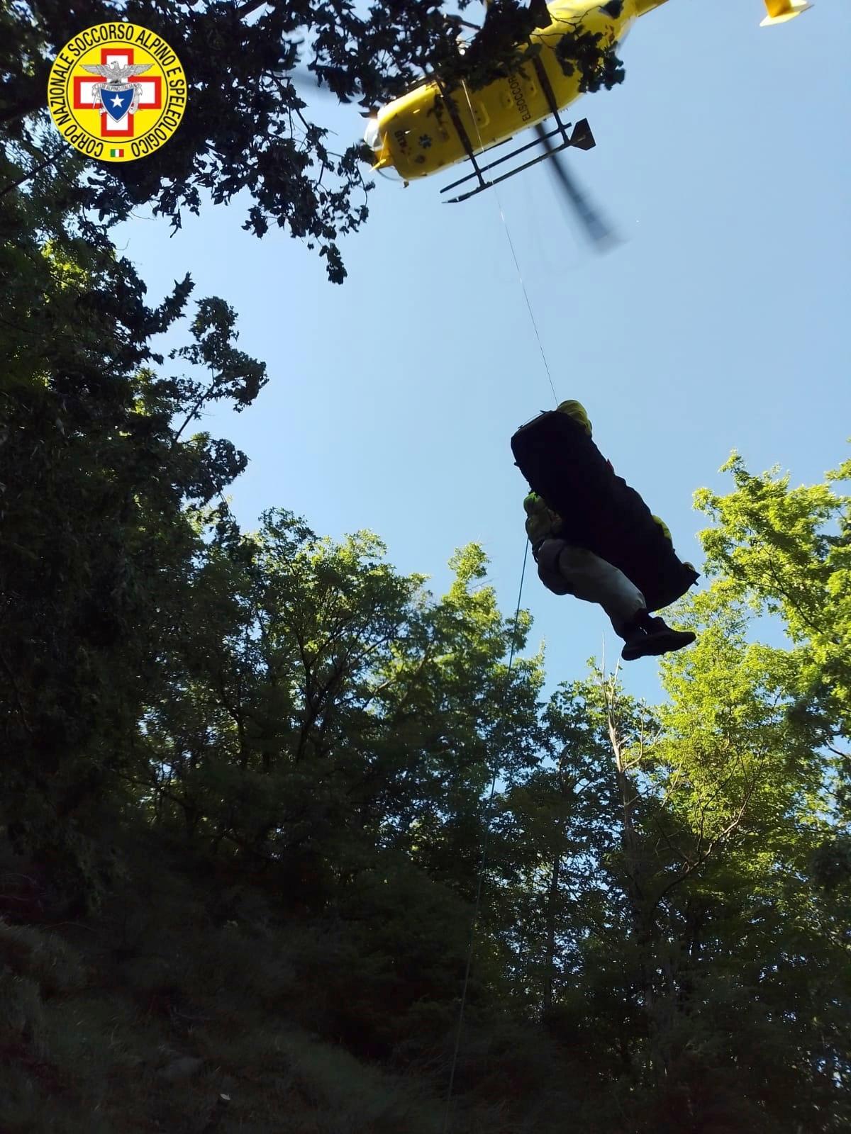 Escursionista in gita sull'Appennino bolognese, cade e si ferisce alla testa: è grave