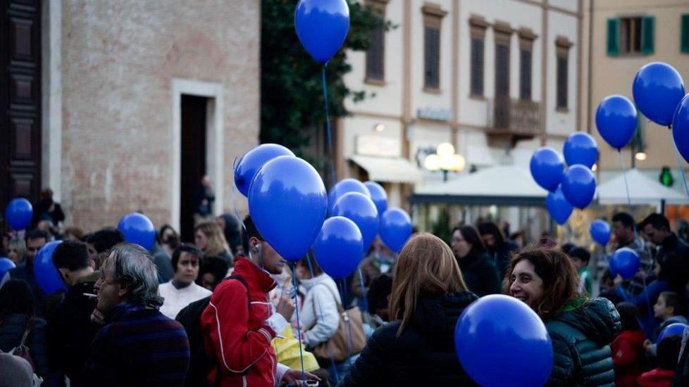 Studente autistico isolato dai compagni perché "aggressivo", la mamma: "Non ha insegnanti con la formazione giusta"