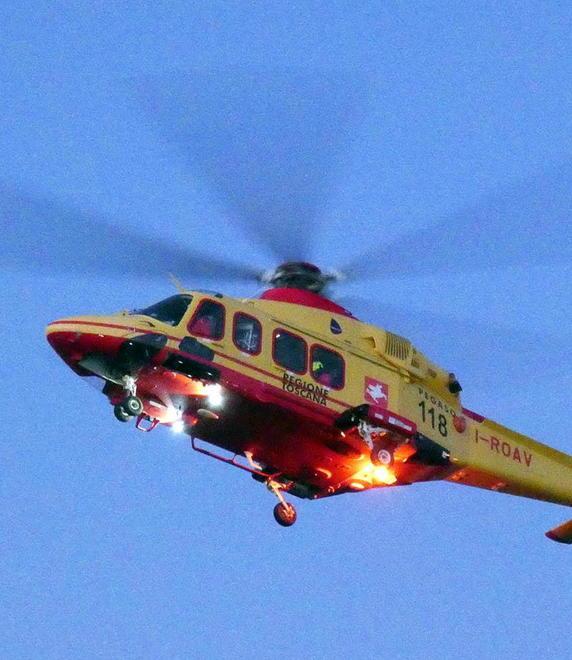 Il trattore si ribalta e gli schiaccia la gamba Trasportato a Cisanello