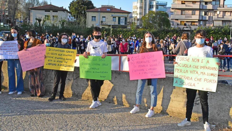 «Basta lezioni virtuali» Tante voci per chiedere di riaprire le scuole