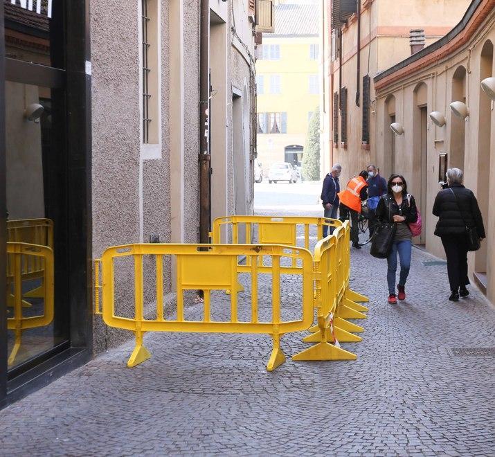 Cadono a terra calcinacci paura in vicolo Folletto 