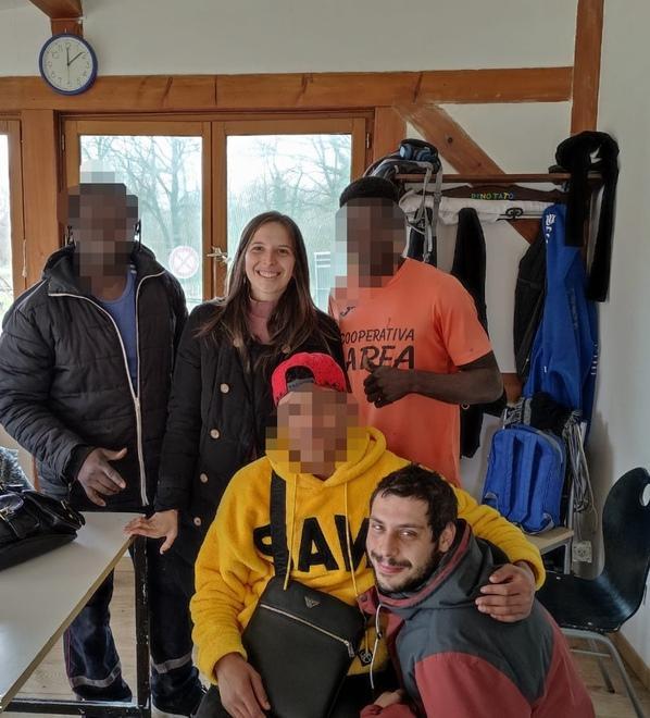 Greta e Corrado e i giovani migranti «Ogni giorno regala esperienze» 