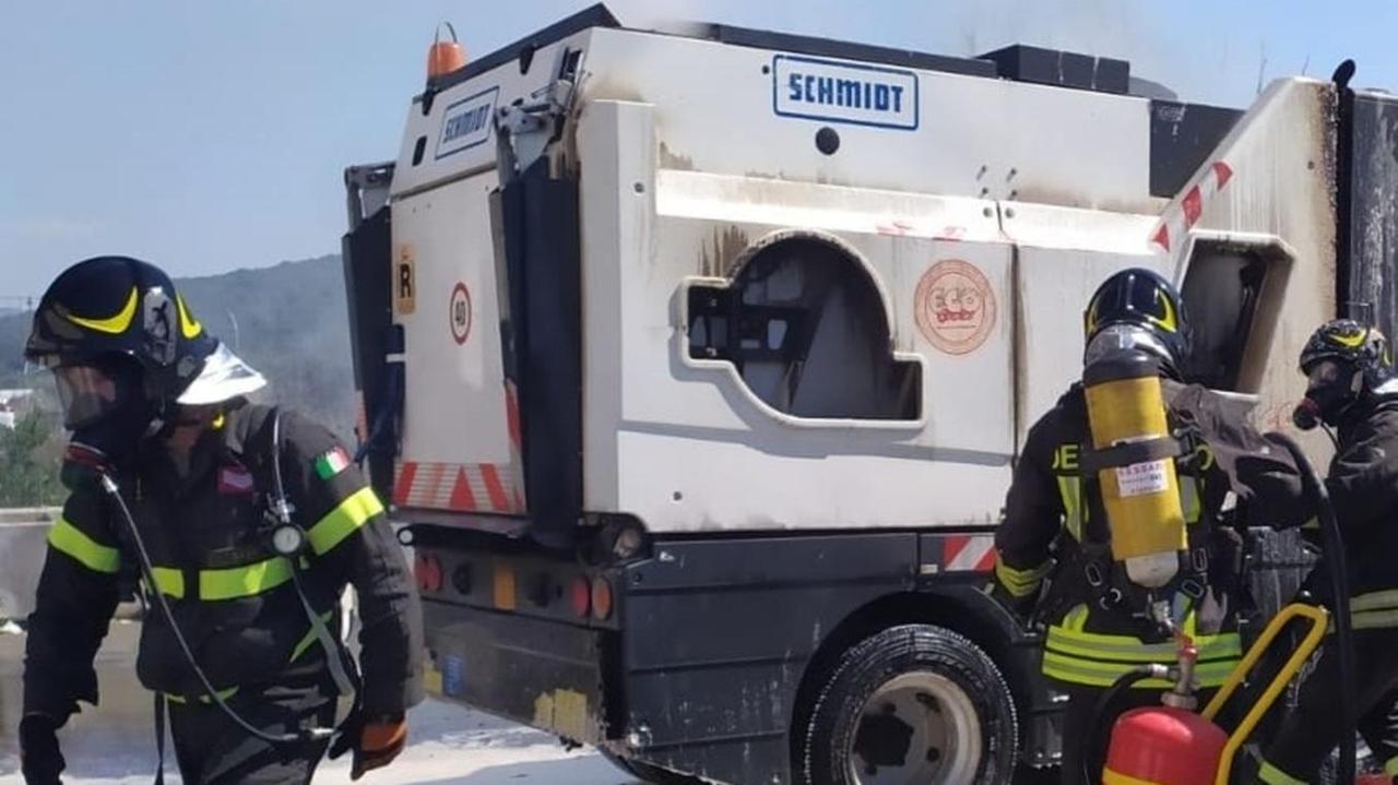 Fuoco danneggia spazzatrice nel deposito Ambiente Alghero