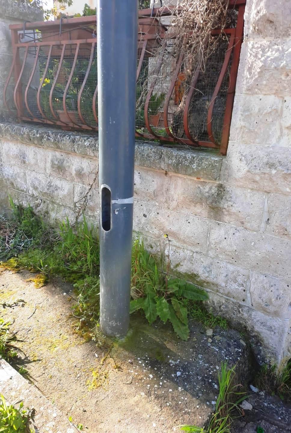 Lampioni spenti e pericolosi a San Nicola