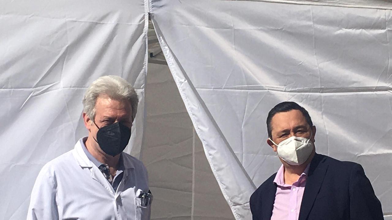 Ivano Bicchi e il sindaco Primo Bosi davanti alla tenda dello screening