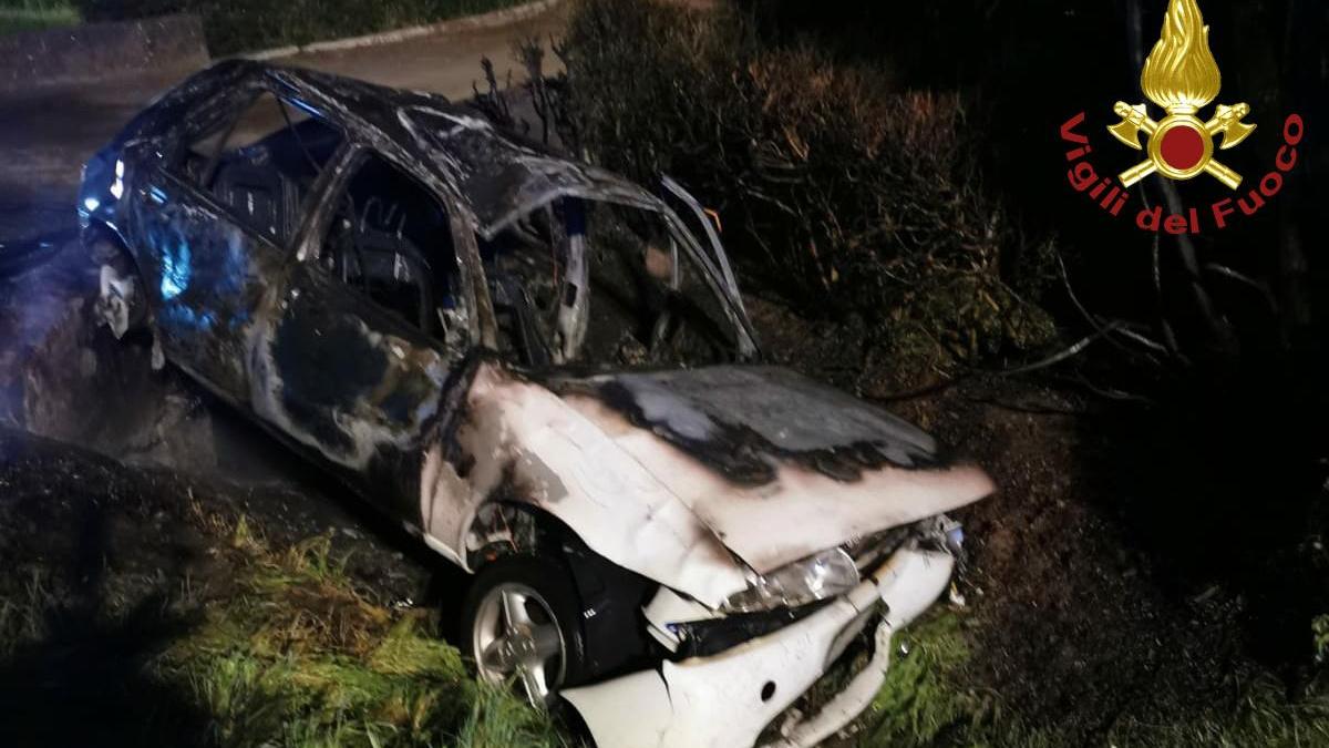 Modena, esce di strada con l'auto che poi prende fuoco. Riesce ad uscire prima ed è illeso.