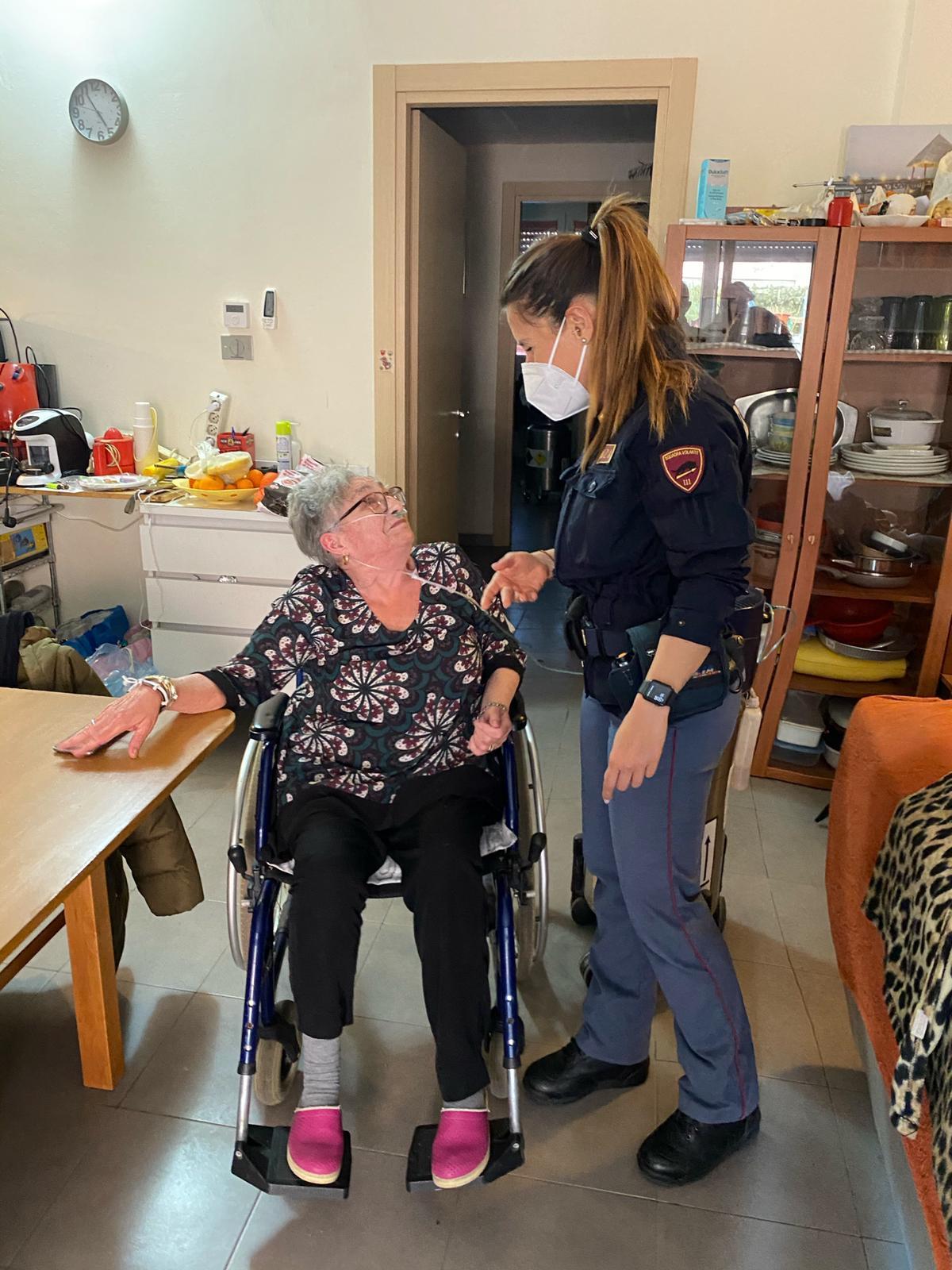 Non paga le bollette e le staccano la luce: disabile soccorsa dalla polizia 