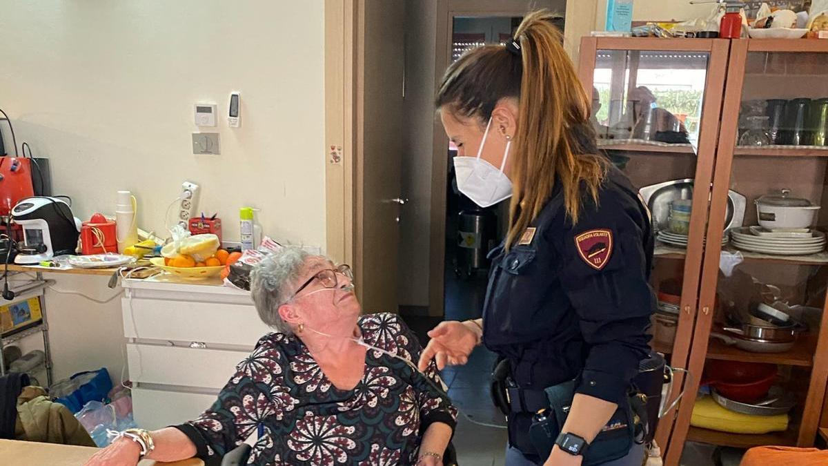 Non paga le bollette e le staccano la luce: disabile soccorsa dalla polizia