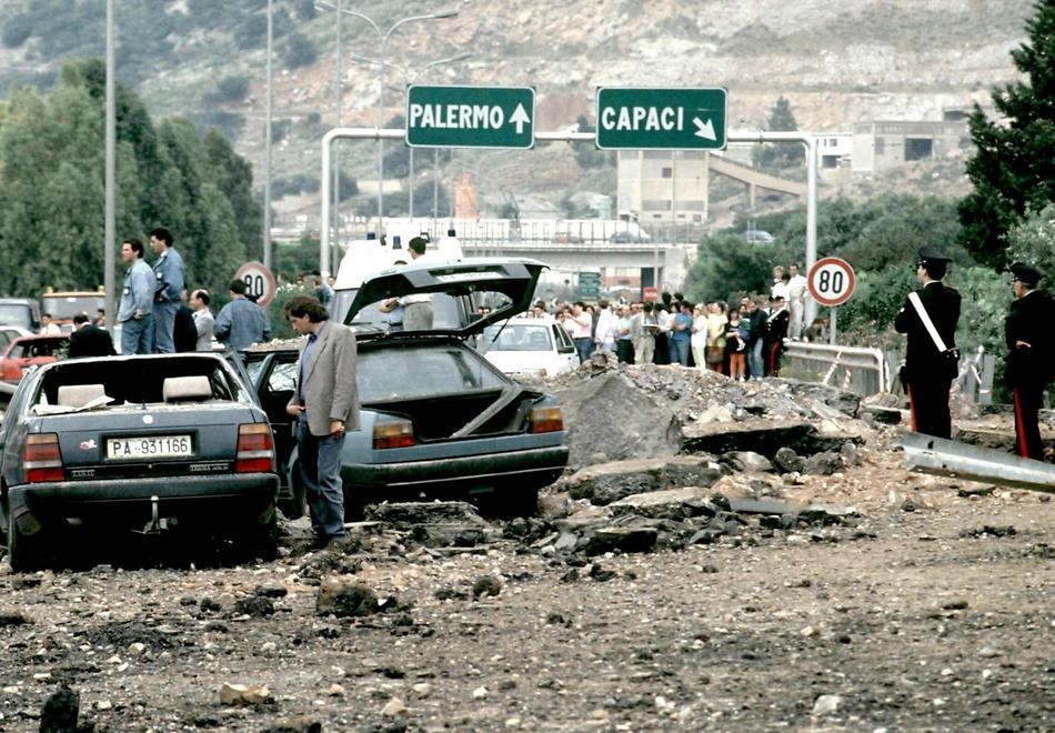 Il tratto autostradale a Capaci distrutto dall’attentato che ha fatto saltare in aria l’auto del giudice Giovanni Falcone e quella della sua scorta