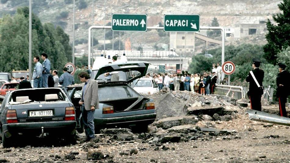 Il tratto autostradale a Capaci distrutto dall’attentato che ha fatto saltare in aria l’auto del giudice Giovanni Falcone e quella della sua scorta