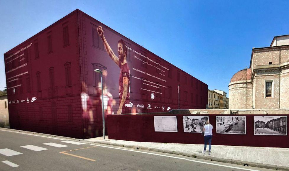 Il cantiere avvolto nella gigantografia dell’idolo granata accanto al Duomo 