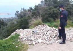 Rifiuti nei boschi, sanzionate otto persone Dai carabinieri forestali multe da 7mila euro 