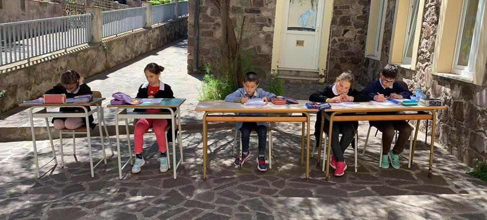 I bambini della scuola di Capraia a lezione in giardino (foto concessa dalla dirigente dell'istituto comprensivo Micali)