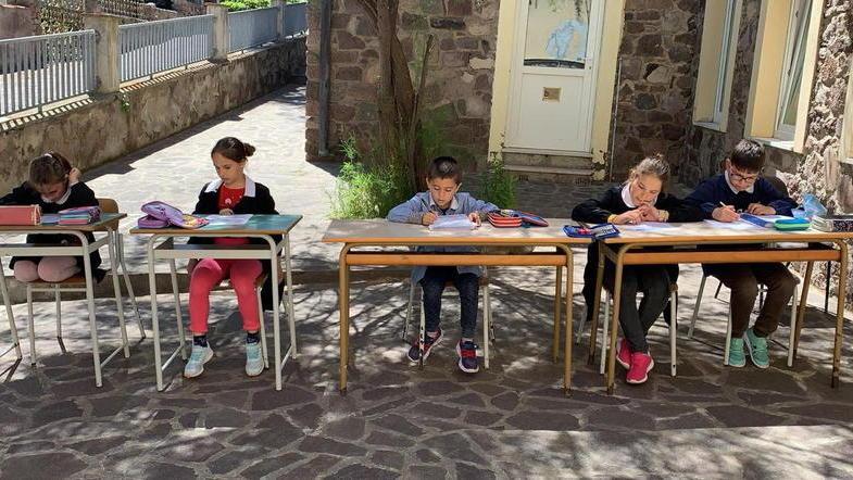 I bambini della scuola di Capraia a lezione in giardino (foto concessa dalla dirigente dell'istituto comprensivo Micali)
