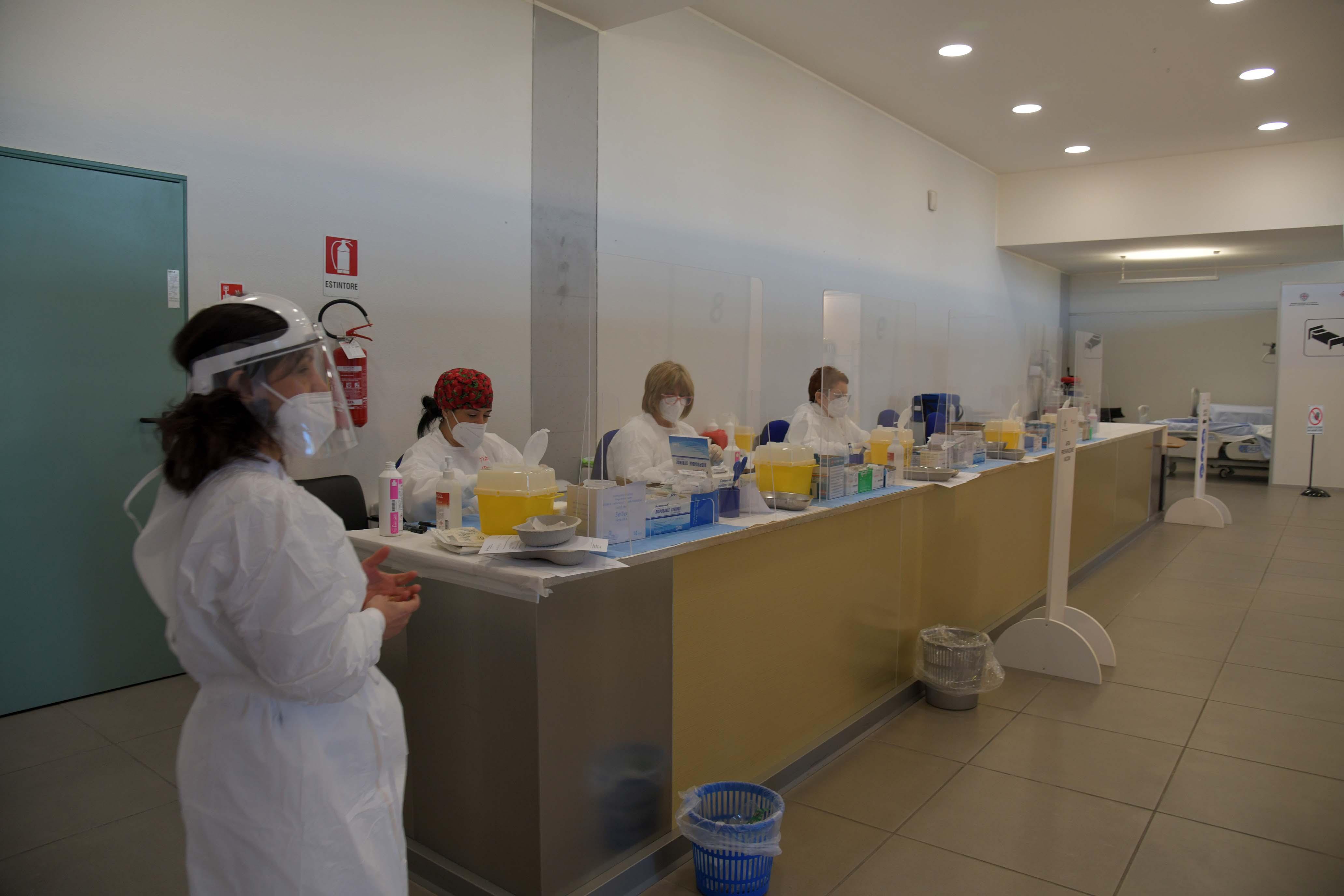 La Sardegna accelera sui vaccini: 18mila in due giorni ma ora mancano le dosi 