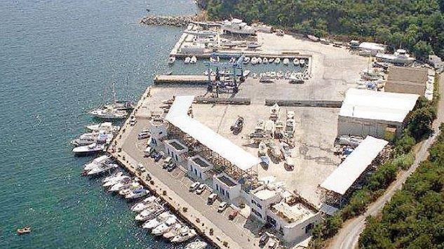 Il golfo di Mola col porticciolo turistico