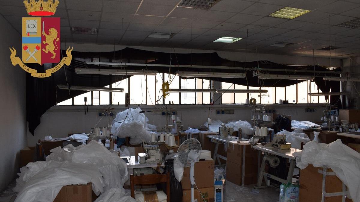 Reggio Emilia: il laboratorio tessile cinese era anche un dormitorio, fra sporcizia e sfruttamento